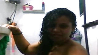 में एक घर का बना Pornuchke सुंदर काले बाल वाली चूसना एक दोस्त और कूदता पर एक डिक