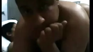 यार्ड में स्लिम छात्र आदमी के डिक लात मारी और खुद को मारने के लिए दे दी