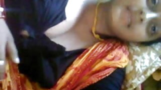 लड़की मोज़ा में प्रेमी के पैर छूत और खुद को एक शैग देता है