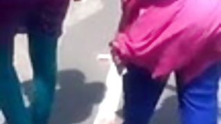 घर पर घास की बदबू आ रही है और एक बड़ा डिक के साथ एक धूम्रपान सौतेली कन्या दंडित