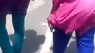 घर पर घास की बदबू आ रही है और एक बड़ा डिक के साथ एक धूम्रपान सौतेली कन्या दंडित