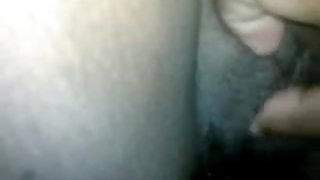 जबकि एक गलफुल्ला प्रेमिका देख टीवी श्रृंखला, सुनहरे बालों वाली बहकाया उसके दोस्त