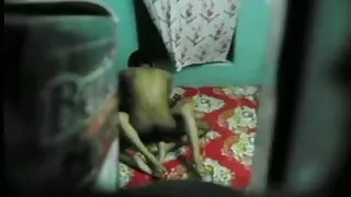 एक युवा आवारा उसके लिंग चूसा और crouched पर इस के साथ एक गीला और रसदार छेद