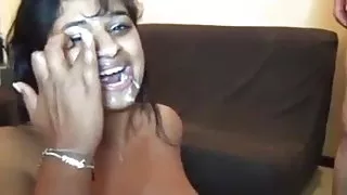 एक अजीब सुनहरे बालों वाली लड़की के लिए पैसे के लिए एक प्रथम व्यक्ति बैंग प्राप्त करने का सुझाव दिया