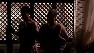 युवा लड़की के साथ छोटे स्तनों हो जाता है टक्कर लगी है में एक jacuzzi