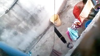 रिहर्सल के बाद एक मोहक नर्तकी उसके साथी के साथ संयुक्त है