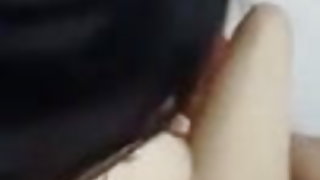 Fantasized लड़की धीरे योनि में उसकी उंगली इंजेक्शन