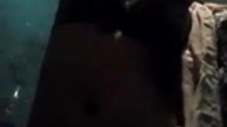 आदमी fucks लड़की पर बिस्तर अगले करने के लिए उसके पति गुड़िया