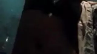 आदमी fucks लड़की पर बिस्तर अगले करने के लिए उसके पति गुड़िया