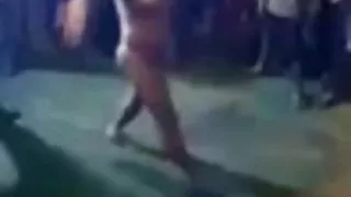 लड़की दिया एक आदमी के साथ एक बड़े डिक में के मनोरंजन कमरे