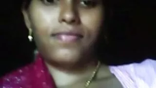 प्रेमिका लड़की से पूछा एक शौकिया मुट्ठी बनाने के लिए