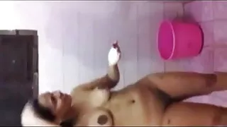 रहस्यों के बीच अंतराल में, वह साथी के साथ अपनी पत्नी को पीटने