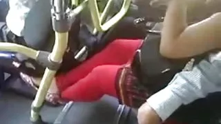 एक सुनहरे बालों वाली लड़की में काले मोज़ा के साथ पतला यार