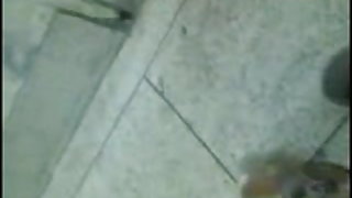 शौचालय में दिया पैसे के लिए पूल से रिसेप्शनिस्ट