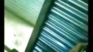 व्यापारी एक साथ एक युवा वेश्या की बात पीटने