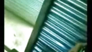 व्यापारी एक साथ एक युवा वेश्या की बात पीटने