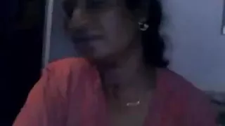 युवा लड़की एक बड़ा काला मुर्गा के पक्ष में एक विकल्प बनाया