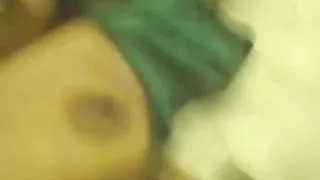 युवा लड़की चूसा और दिया एक गंजा कमाल में के पसीना कमरे