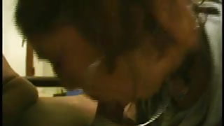 स्वादिष्ट लड़की एक गिलास से चंमच के साथ शुक्राणु खिलाया