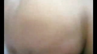 महिला में तंग लेगिंग लिप्त के साथ एक बड़े काले शुतुरमुर्ग