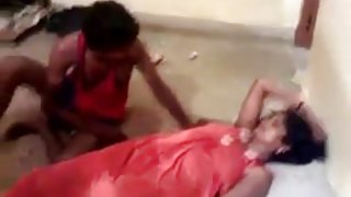 लिया एक कैमरा और टक्कर लगी है के बीच पैर सुनहरे बालों वाली प्रेमिका