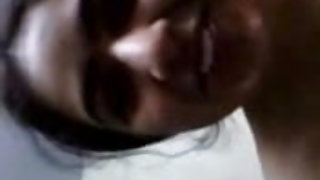 दो coeds अपने कार्यालय में प्रधानाध्यापक के साथ एक त्रिगुट है ।