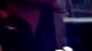 महिला परीक्षण दो मोटी रबर cocks पर एक छेद