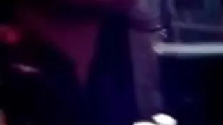 महिला परीक्षण दो मोटी रबर cocks पर एक छेद