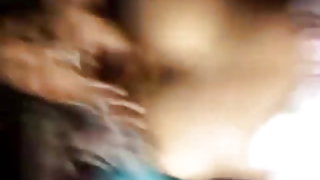 लड़की के साथ बड़े phallus के बीच पैर कर रही है बैठे