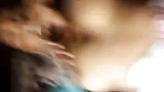 लड़की के साथ बड़े phallus के बीच पैर कर रही है बैठे