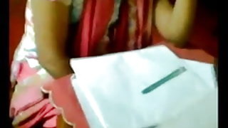 सुनहरे बालों वाली कोशिश करता है करने के लिए स्वाद एक नीग्रो शुक्राणु के बाद सेक्स