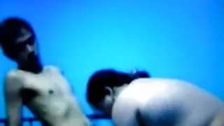 लड़की गुलाबी जूते में एक किसान गुदा में गोदाम में दिया