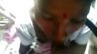 रूसी युवक ने उत्तेजित छोटे लड़के के सामने अपने पैर फैलाए ।