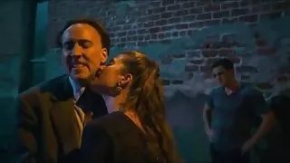 कार पर एक गांठ झुका और उसकी कार के बोनट पर खींच लिया ।