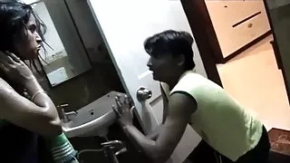 एक सुंदर निप्पल के लिए कार में बैठे पिकअप ट्रक और कि उसे वहाँ टक्कर लगी है