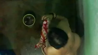 वह समुद्र तट पर अपने कपड़े वापस में बिताया ।