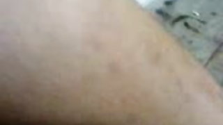 सुनहरे बालों वाली किनारे पर एक पुलिसकर्मी के साथ प्रकार में ठीक काम किया