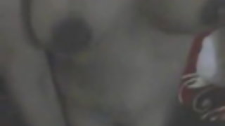 काले महिला में धारीदार लेगिंग shagered के साथ सफेद में के रसोई