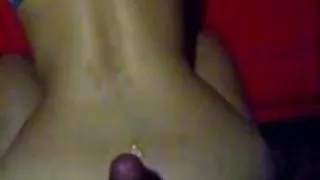 Latinka एक नीग्रो बनाया ट्रक के सामने एक छेद ।