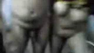 बिल्डरों के साथ एक बट Devahu में वापस में खींच