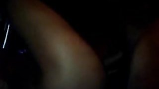 एक बड़े के साथ एक लड़की शॉवर में एक बालों वाली पेशाब है ।