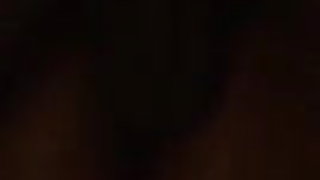 उसके साथ यौन संबंध रखने के लिए इस्त्री से गोरा फट ।