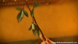 युवा रूसी श्यामला के लिए पहले दो बैरल बैंग