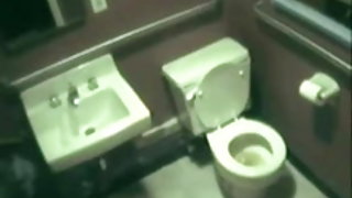 माँ में मोज़ा और जूते एकल के साथ उंगलियों में सामने के कैमरा