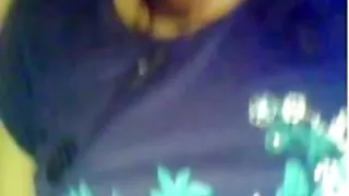 टोपी में लड़का बैठता है और उसकी प्रेमिका की तरह लग रहा है एक शादीशुदा जोड़े के साथ मज़ा आ रहा है