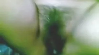 पतला लड़की उठा ऊपर एक सुंदर थोड़ा मिनेट और काठी ठोस बोल्ट