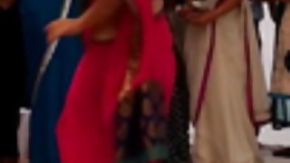 दंपती विशेष रूप से समूह के अंतिम संस्कार के लिए एक जवान लड़की को काम पर रखा