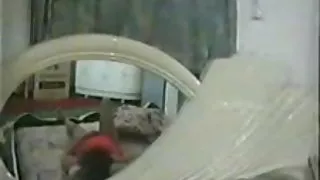 गुलाबी लड़कियां पर एक चमड़ा सोफे कर रहे हैं मलाई प्रत्येक अन्य में एक छेद खिलौना