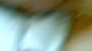 फाड़ एक सुंदर काले बाल वाली से के पढ़ने और मार उसके सही पर के गलीचा