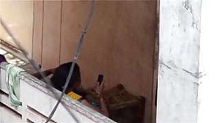 एक आज्ञाकारी दास सेक्स के लिए आज्ञाकारिता कमाने की कोशिश करता है